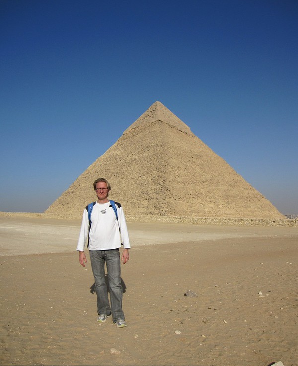 Stefan framför Chephren pyramiden.