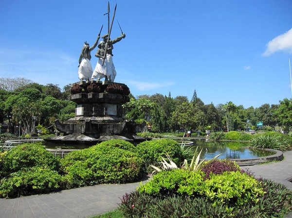 Parken i centrala Denpasar vid Bali museum, Bali.