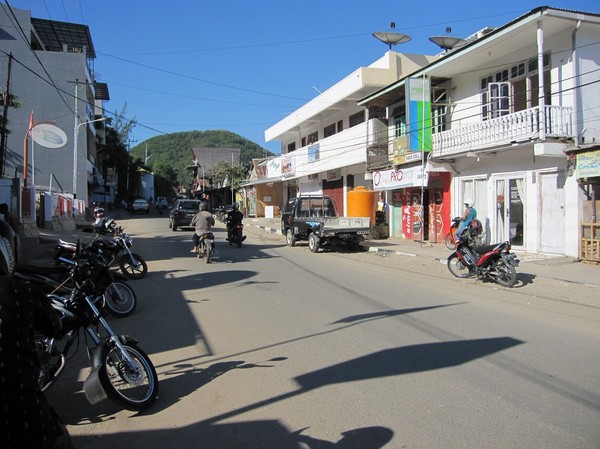 Gatuscen i centrala Labuan Bajo, Flores.