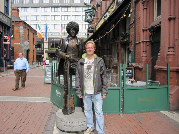 Stefan hedrar en av de stora legenderna inom hårdrocken. Phil Lynott, hjärta och hjärna bakom supergruppen Thin Lizzy, Dublin, Irland.