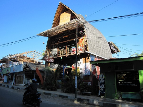 Restaurang Treetop längs huvudgatan i Labuan Bajo, Flores.