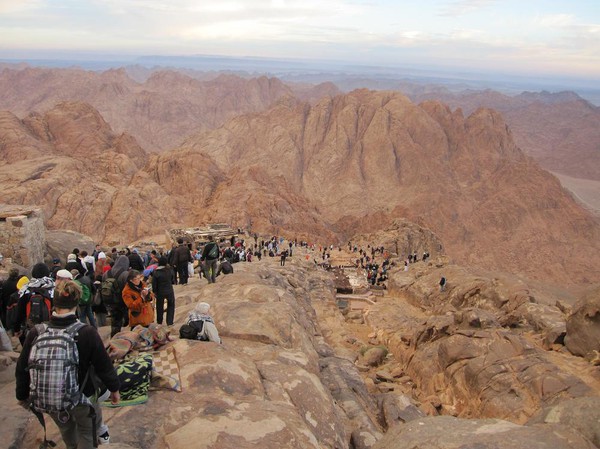 Massorna har påbörjat den långa vandringen ner för berget, Mount Sinai.