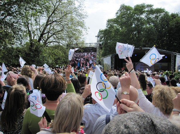 Olympiska eldens slutdestination och platsen för folkets jubel, St. Stephen's Green, Dublin, Irland.