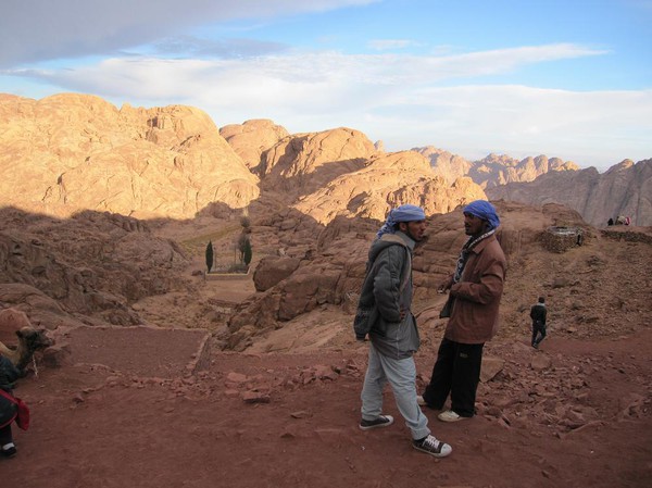 Ett par beduiner som gissningsvis samtalar om dagens affärer, Mount Sinai.