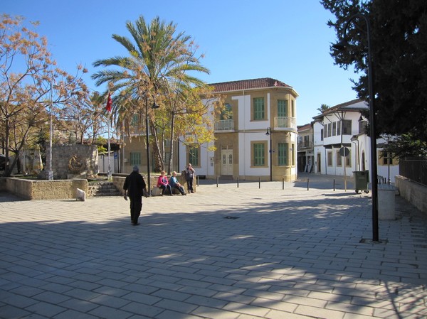 Gatuscen i den turkcypriotiska delen av Nicosia.