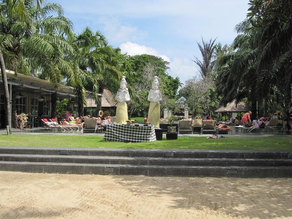 Promenad längs Sanurs vackra beachwalk, Sanur beach, Bali.