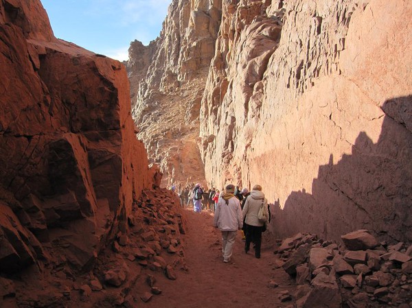 Vandringen ner var en stor behållning på grund av det vackra landskapet. På vägen upp var det naturligtvis becksvart. Mount Sinai.