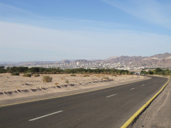 Eilat sett ifrån motorvägen i Jordanien.