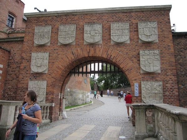 Entrén upp mot Wawel Royal Castle, Krakow.