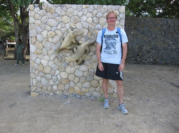 Stefan vid entrén till Loh Liang National Park Visitor Centre, Komodo island.