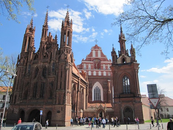 St. Anne's Church i förgrunden och Church of St.Francis and St.Bernardino i bakgrunden, gamla staden Vilnius.