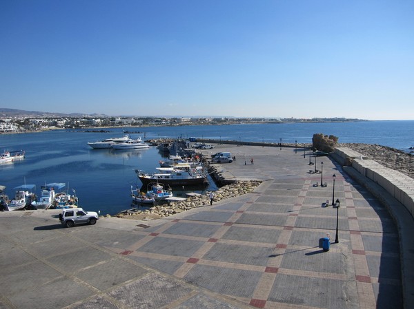 Vy över hamnen i Pafos från Pafos castle, Cypern.