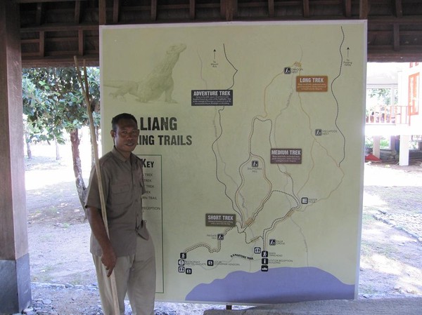 Vår guide på trekken på Komodo island. Vi valde The Long Trek, men egentligen ville jag gå The Adventure Trek.