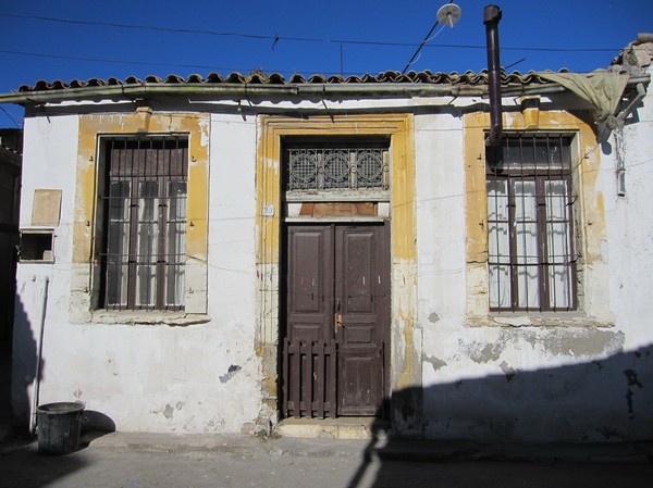 Husfasad i den turkcypriotiska delen av Nicosia.