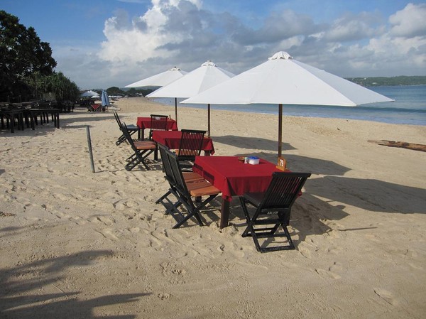 Det är det här Jimbaran beach är mest känt för. Seafood-restauranger längs stranden, Jimbaran beach, Bali.