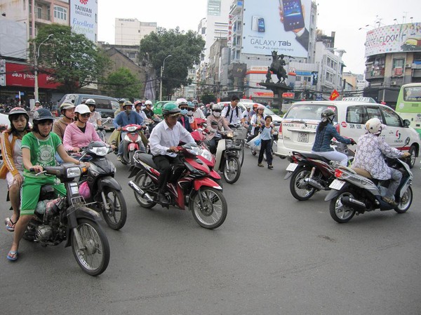 Motorcykel mayhem, Saigon.