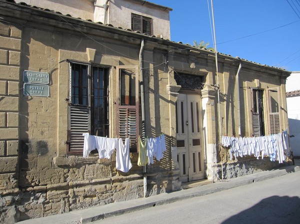 Husfasad i den turkcypriotiska delen av Nicosia.