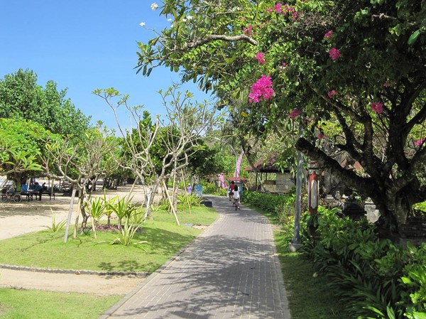 Promenad längs Sanurs vackra beachwalk, Sanur beach, Bali.