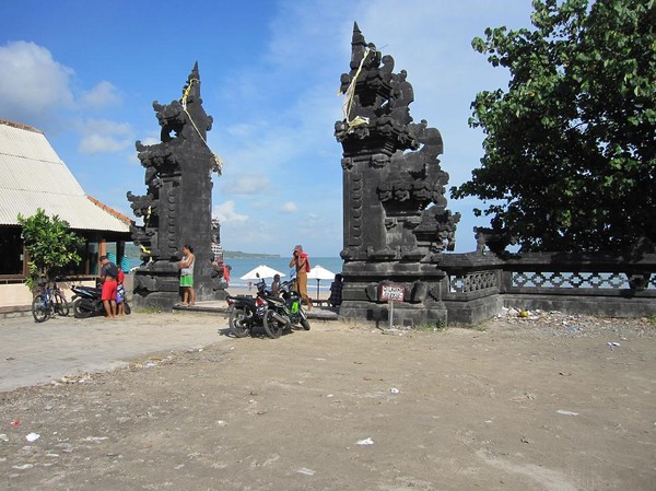 Nedgång till stranden, Jimbaran beach, Bali.