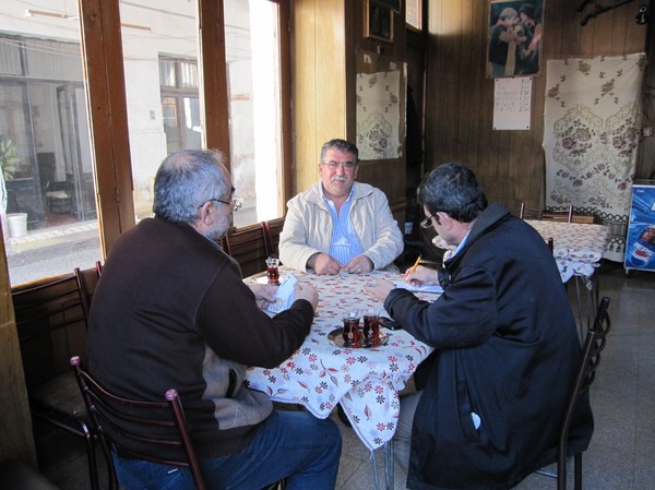 Turkar som spelar kort och dricker te i den turkcypriotiska delen av Nicosia.