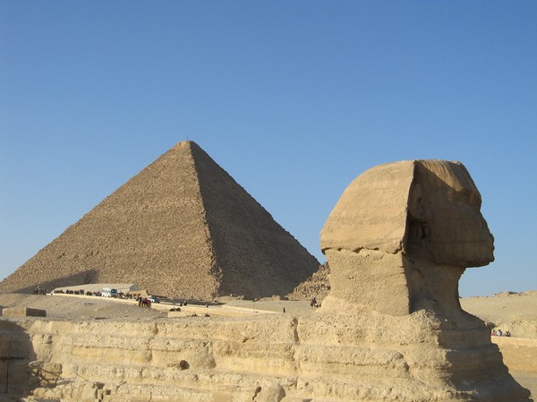 Sphinxen med Cheops pyramiden i bakgrunden.