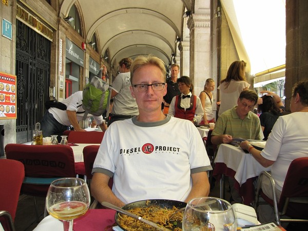 Stefan äter lunch vid Plaça Reial, Barcelona.