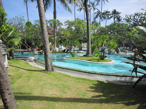 Promenad längs Sanurs vackra beachwalk, Sanur beach, Bali.