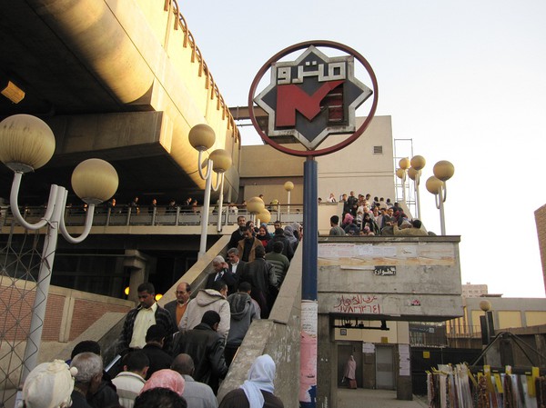 Trångt upp til Metro station Giza. Jag är på väg hem till downtown Kairo efter besöket till pyramiderna.