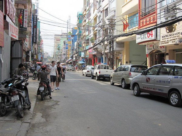 Gatuscen i backpackerområdet Pham Ngu Lao, Saigon.