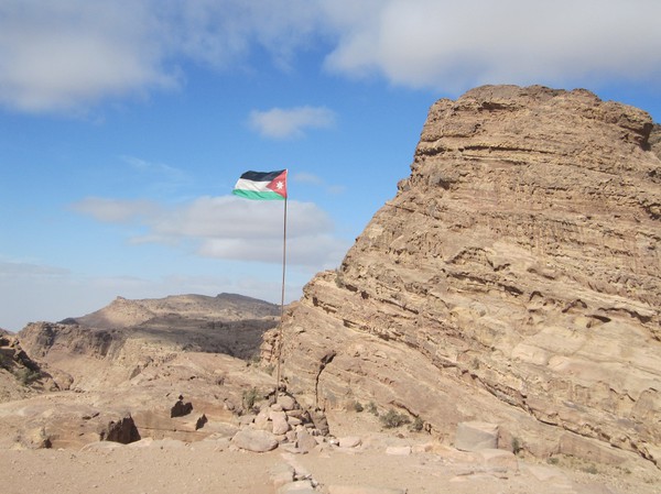 På toppen av berget ovanför Ad-Deir (Monastery), Petra.