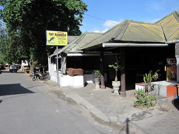 Warung Bamboo, en av de äldsta och mest populära seafood-restaurangerna, Jimbaran beach, Bali.