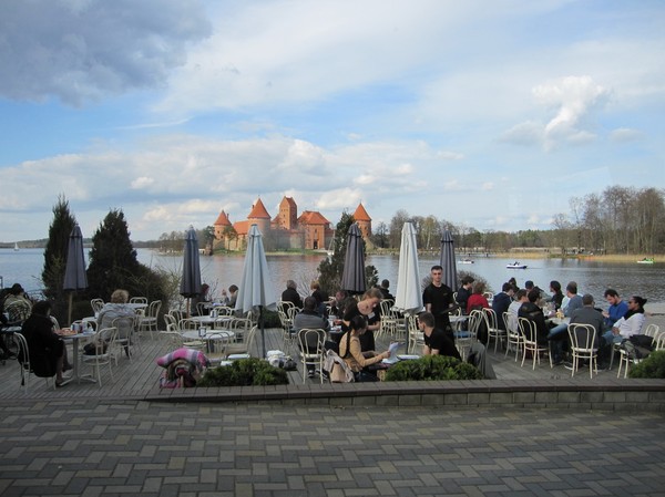 Trevlig middag med utsikt över slottet i Trakai, Trakai.