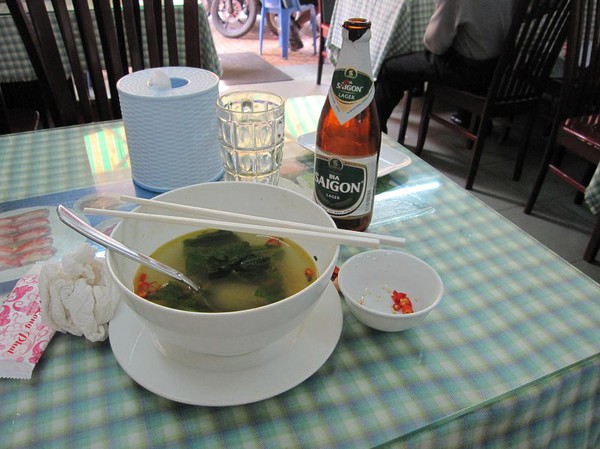 Lunch i backpackerområdet Pham Ngu Lao, Saigon. Jag bad om färska chillies som jag kunde lägga i nudelsoppan!