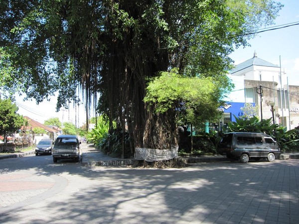 Gatuscen i centrala Denpasar, Bali.