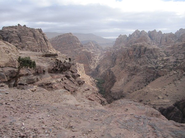Utsikt från toppen av berget ovanför Ad-Deir (Monastery), Petra.