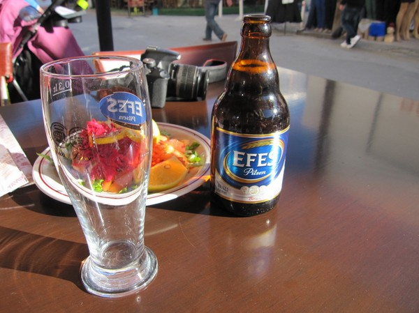 Lunch med turkiskt öl i den turkcypriotiska delen av Nicosia.