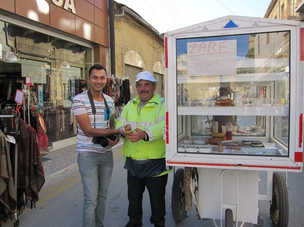 Rakesh köper bakverk av gatuförsäljare i den turkcypriotiska delen av Nicosia.