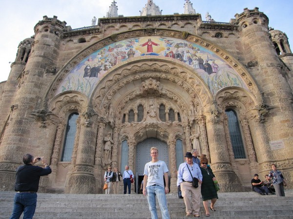 Stefan framför den katolska kyrkan Temple de Sagrat Cor uppe på Tibidabo, Barcelona.