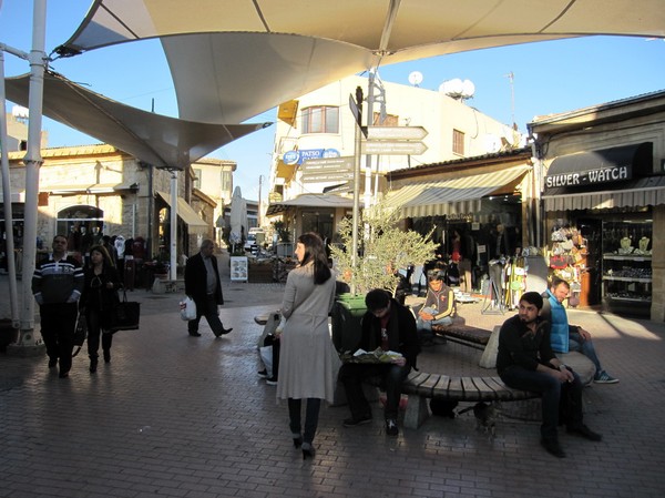 Gatuscen i den turkcypriotiska delen av Nicosia.