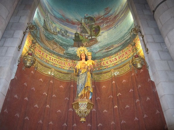 Inne i den katolska kyrkan Temple de Sagrat Cor uppe på Tibidabo, Barcelona.