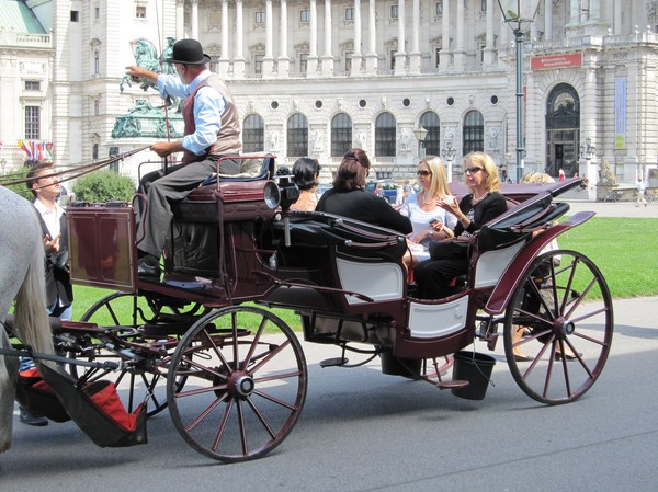 Oidentifierade kändisar i Wien på väg med hästvagn för vidare äventyr!