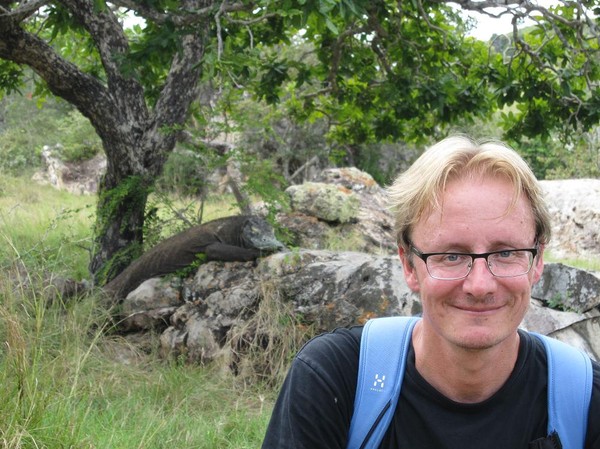 Stefan med den stora Komodovaranen under trekken, Rinca island.