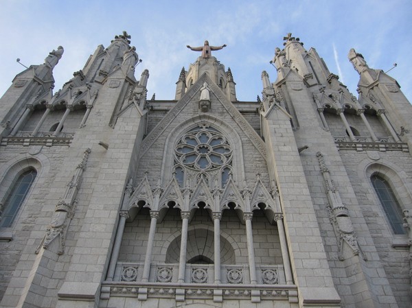Den katolska kyrkan Temple de Sagrat Cor uppe på Tibidabo, Barcelona.
