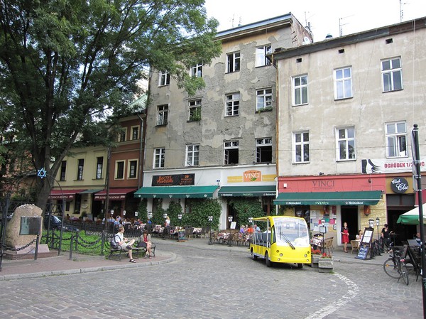 Centrum i judiska kvarteret, Kazimierz, Krakow. Till vänster i bild minnesmonument över de 65 000 judar som mördades av Nazisterna.