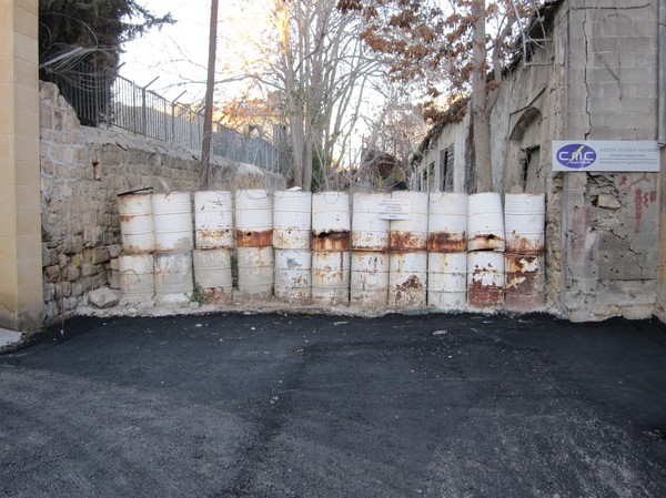 Barrikad mot gröna linjen vid Holy Cross Catholic Church i den grekcypriotiska delen av Nicosia.