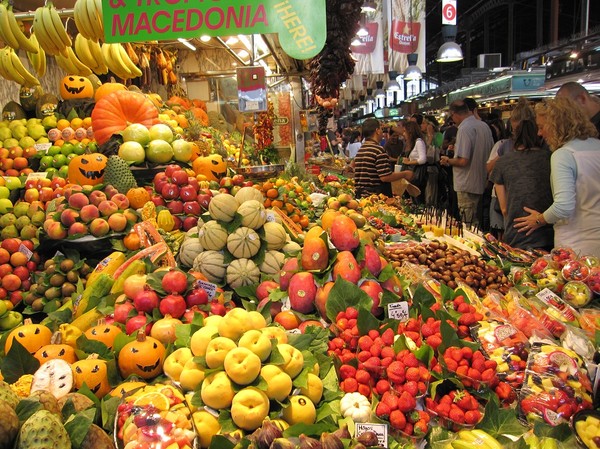 Marknaden Mercat de la Boqueria som ligger längs gågatan La Rambla, Barcelona.