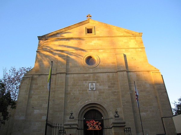 Holy Cross Catholic Church i den grekcypriotiska delen av Nicosia. Bakre delen av kyrkan vetter mot den turkcypriotiska sidan.