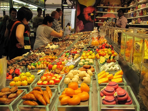 Marknaden Mercat de la Boqueria som ligger längs gågatan La Rambla, Barcelona.