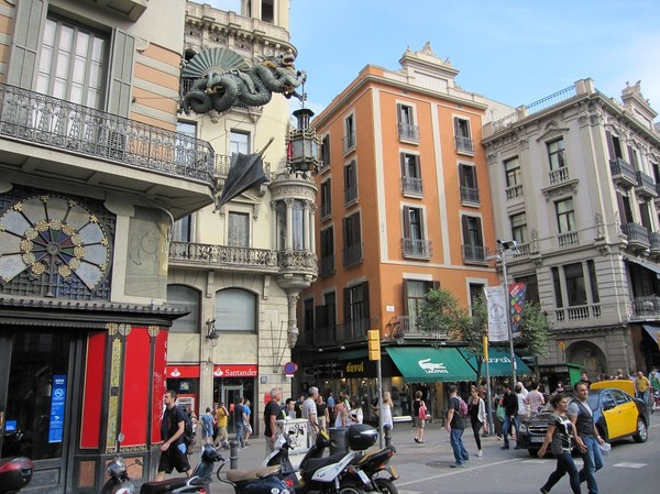 Den berömda gågatan La Rambla, Barcelona.