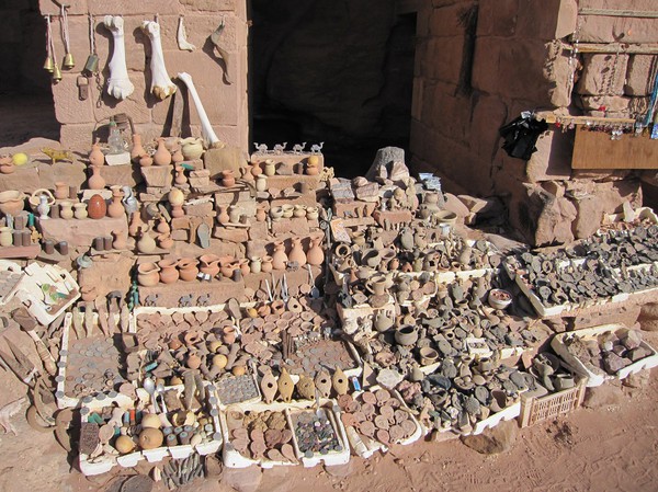 Försäljning av souvenirer vid Urn tomb, royal tombs, Petra.